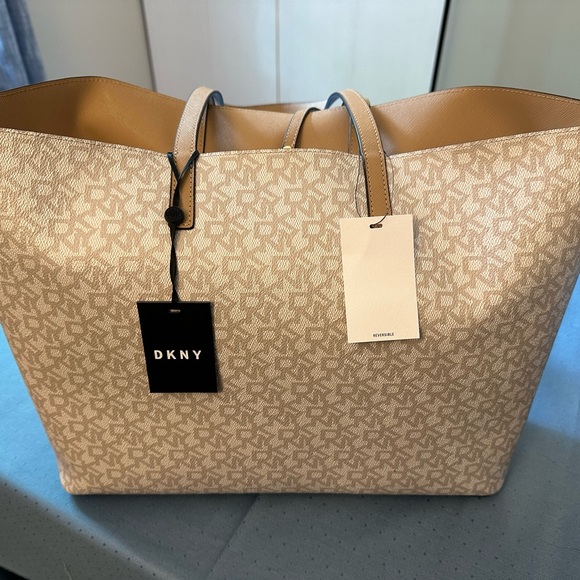 NEW DKNY Brayden Large Reversible Ivory Signature Bag with Clutch Tan NY Logo - Picture 7 of 7